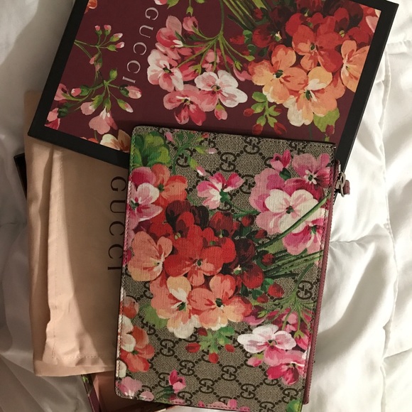 Gucci Handbags - Gucci Bloom Pouch